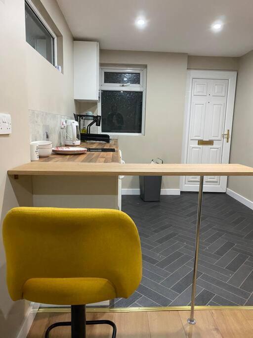 A Spacious Double Bed Studio Stoke-on-Trent Dış mekan fotoğraf